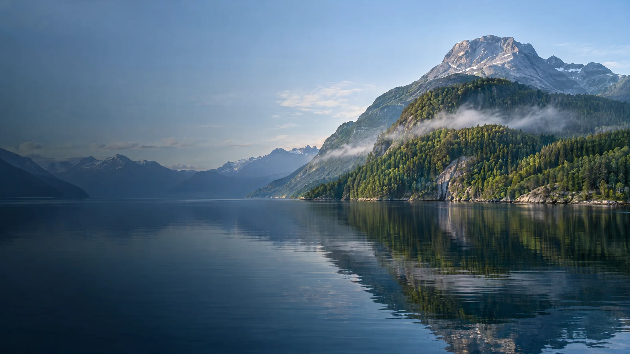 Illustrert, stille fjord mellom norske fjell