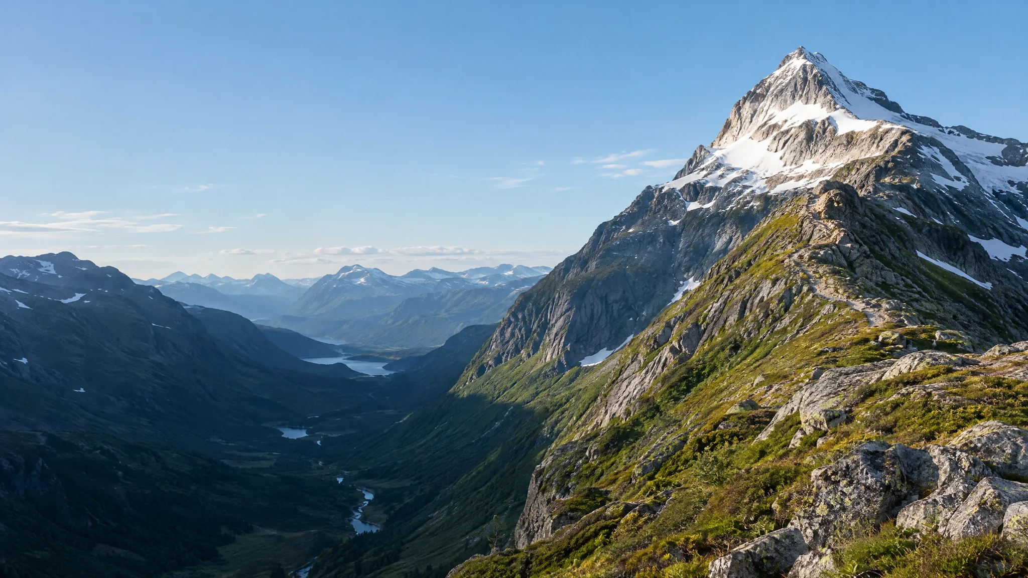 Illustrert fjellandskap med en markant topp i ettermiddagslys