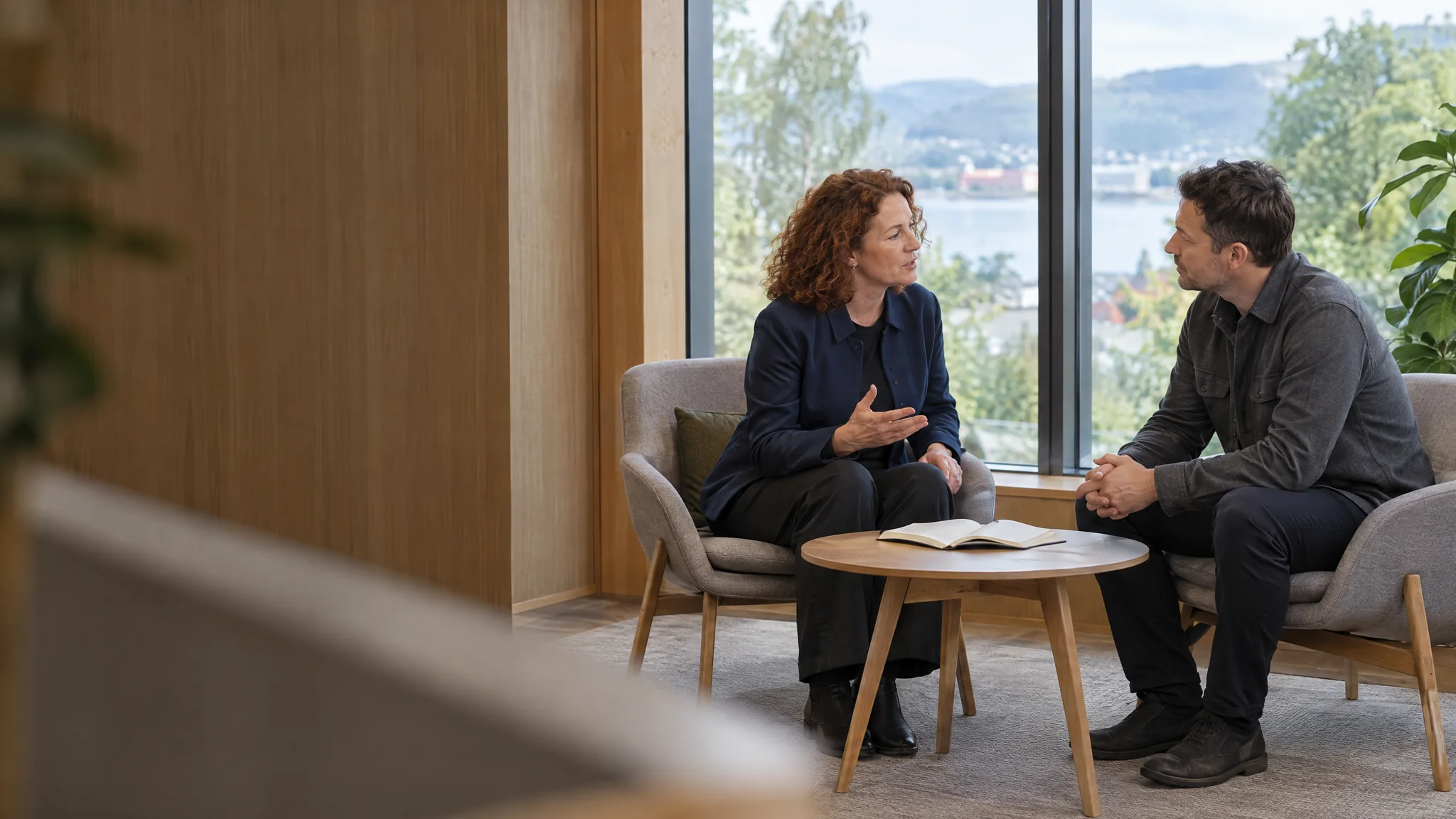 Illustrasjon av to personer som planlegger veien videre i en arbeidssamtale